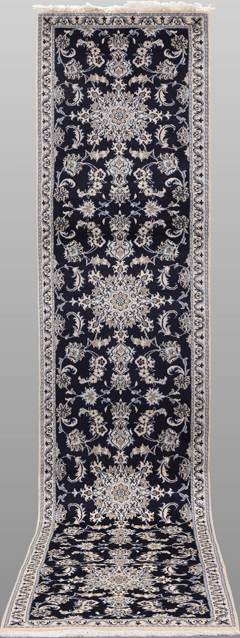 CARPET, “Nain”, gallery, 390 x 77 cm.