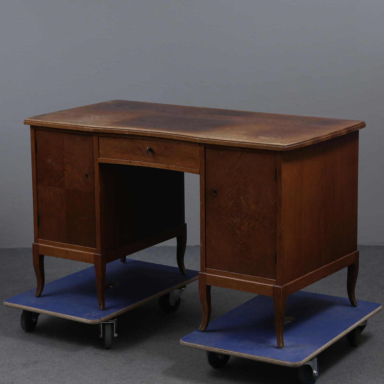 AN OAK DESK, FIRST HALF OF THE 20TH CENTURY.