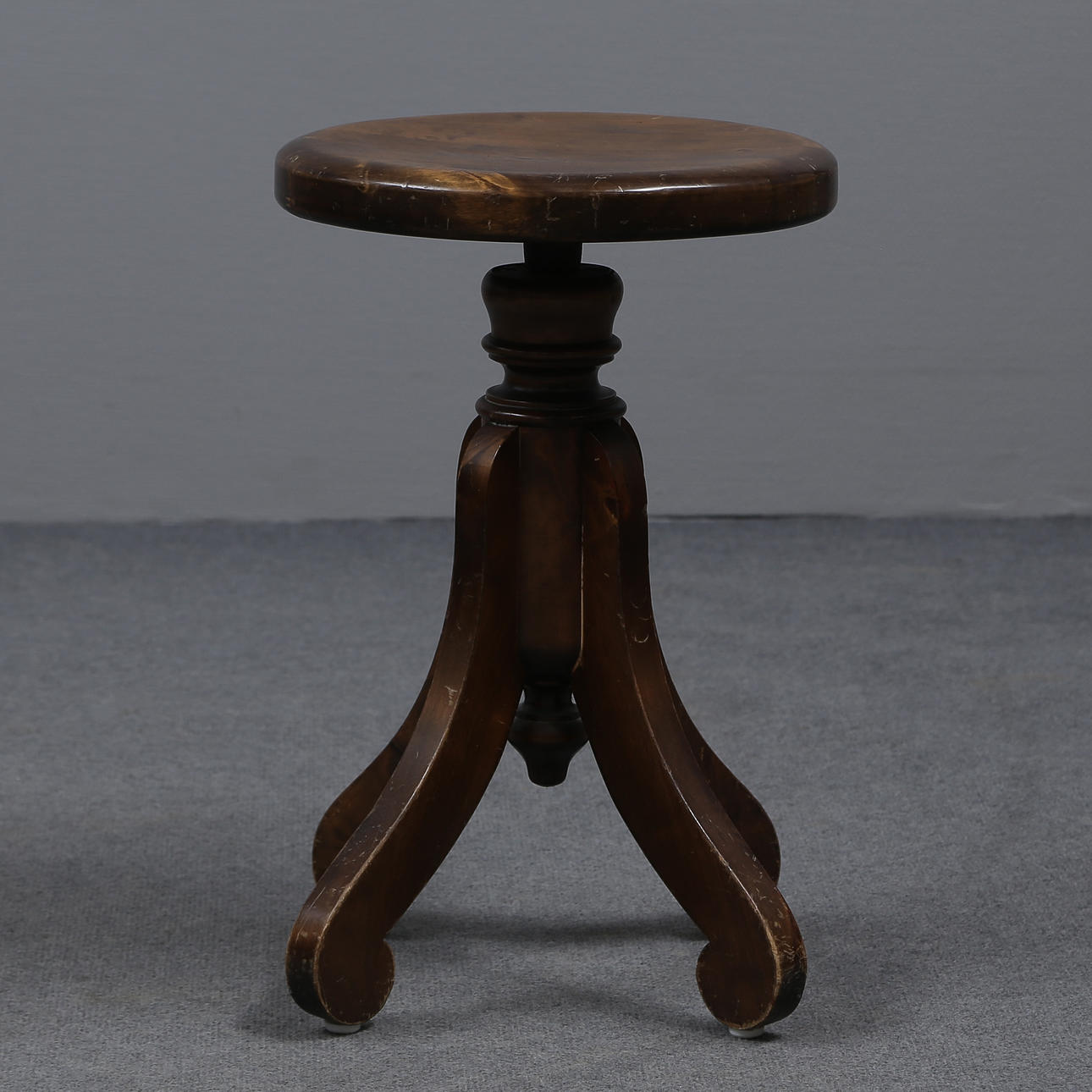 AN EARLY 20TH CENTURY BEADED BIRCH SPINNING STOOL.