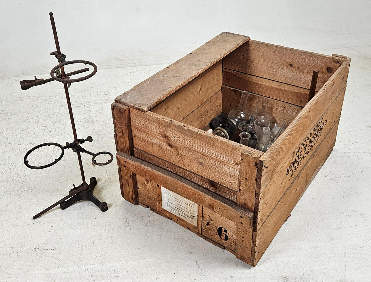 PARTI LABORATORIEUTRUSTNING, i trälåda.