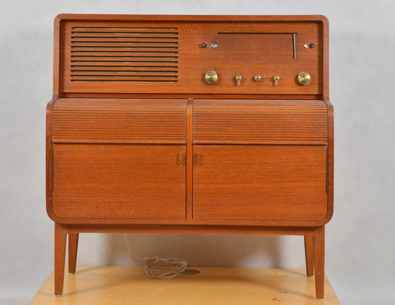 RADIOGRAMOFON MED SKIVSPELARE, teak, 1950/60- tal.