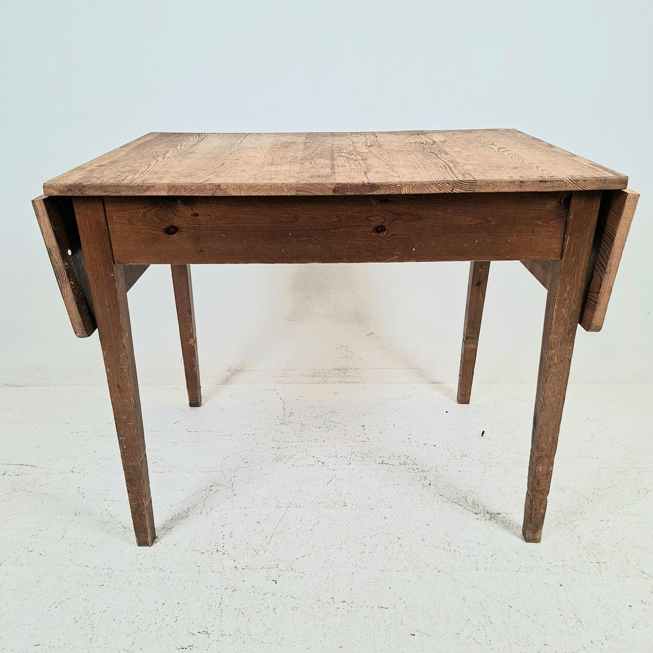 DROP-LEAF TABLE, first half of the 20th century.