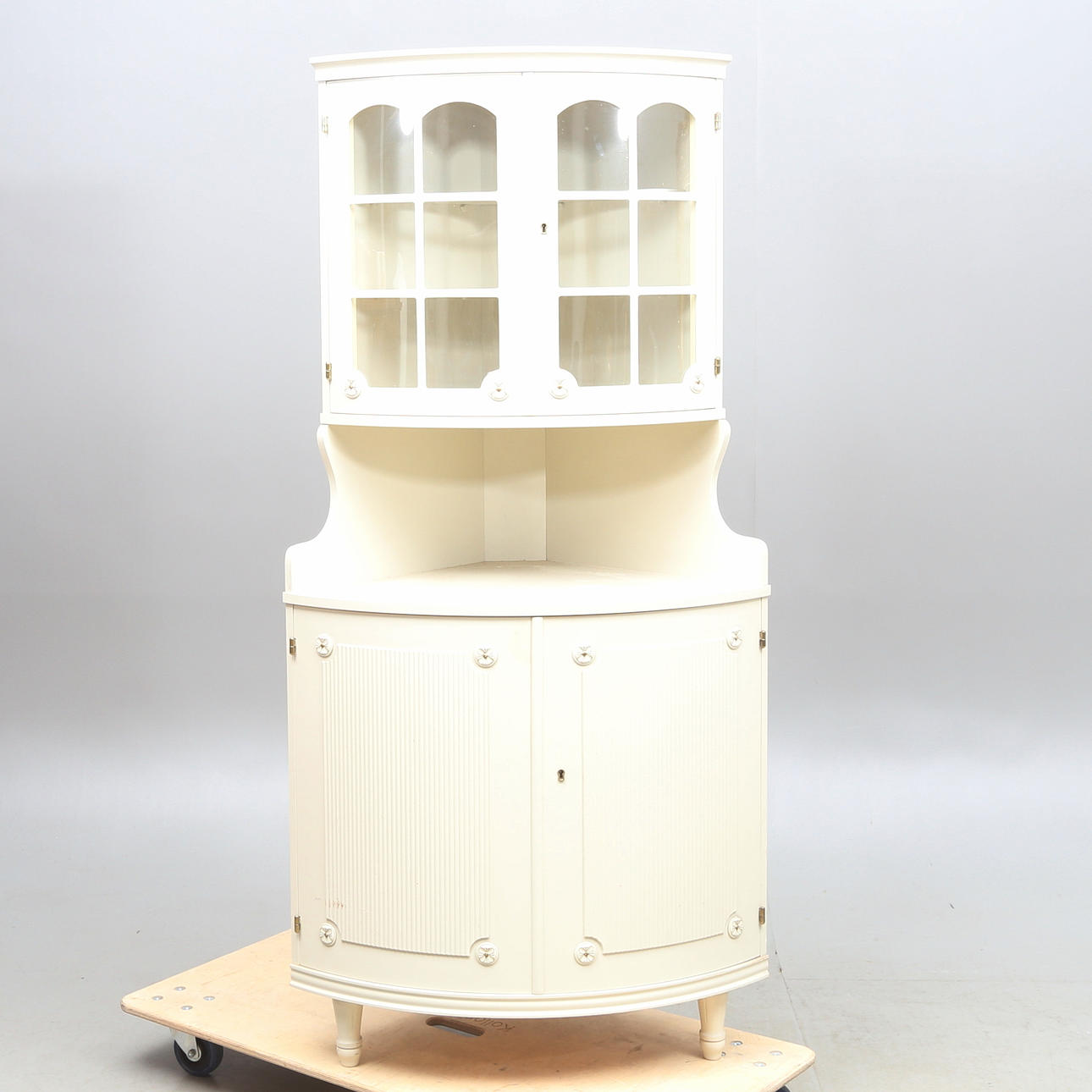 HÖRNVITRINSKÅP, gustaviansk stil, 1900-tal.