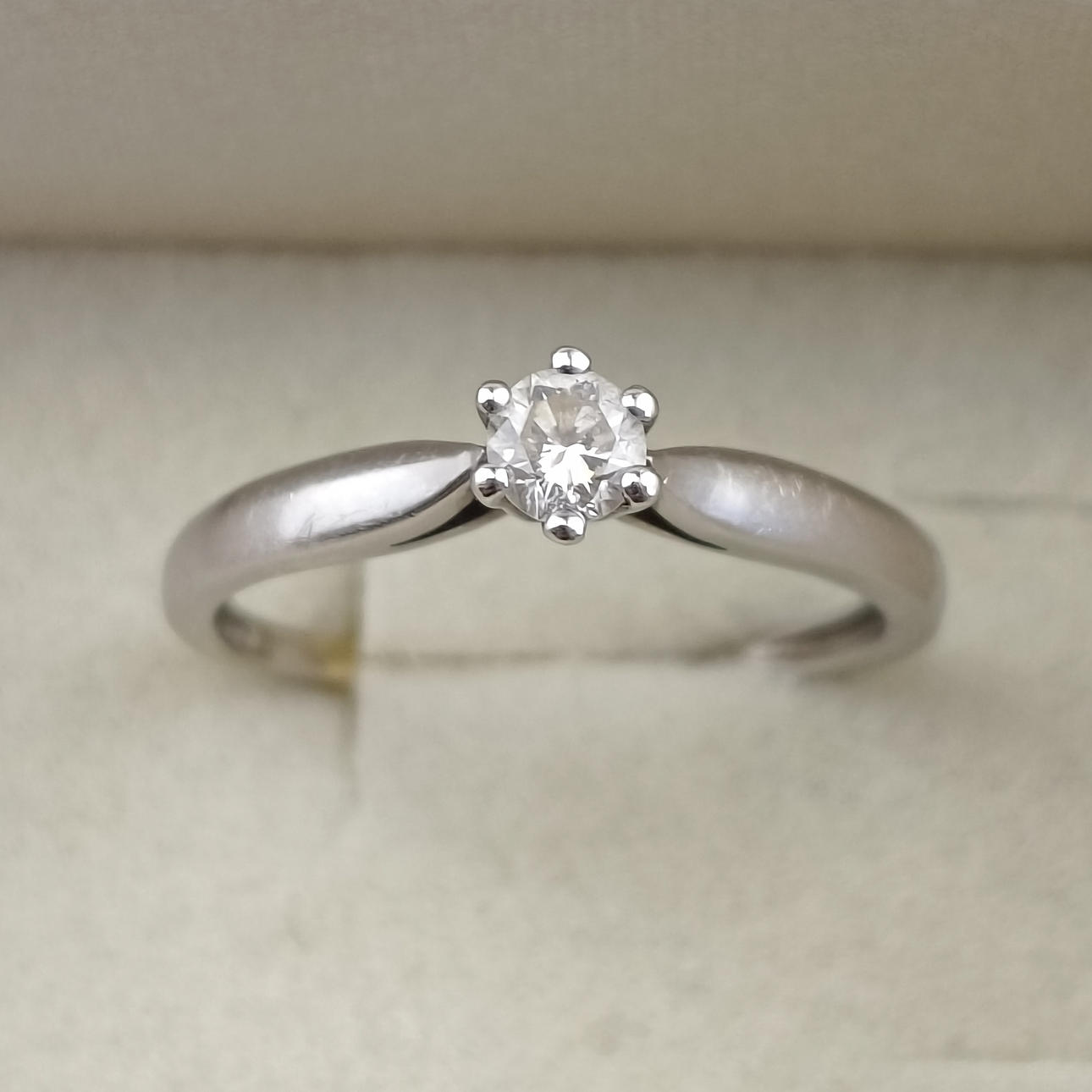 DIAMOND RING - 750/000 white gold (18K).