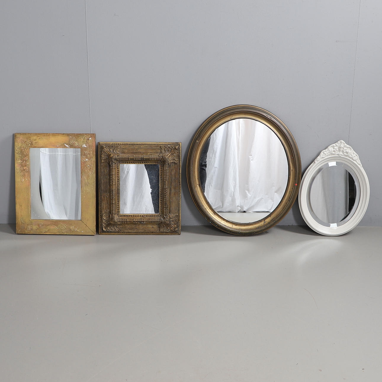 AN ASSORTMENT OF WALL MIRRORS.