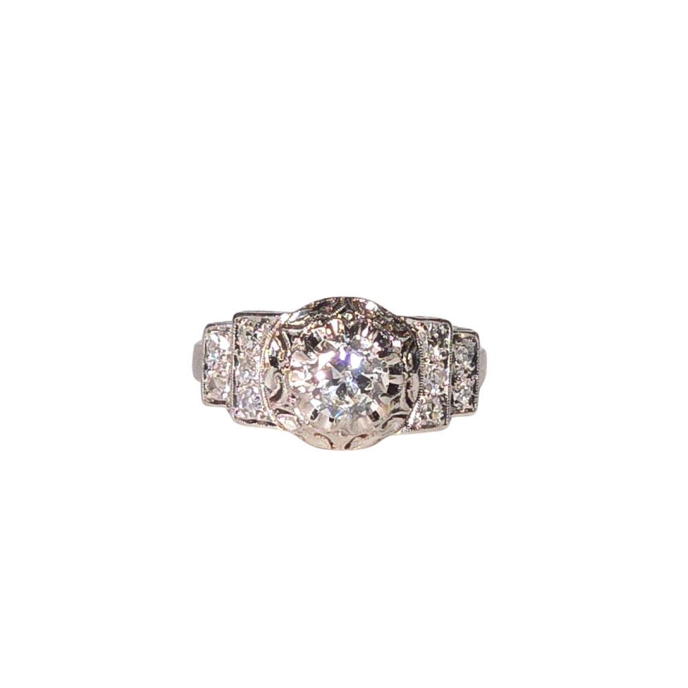 ART DECO RING IN PLATINUM. FRAME WITH OPENWORK FILIGREE DESIGN. CENTRAL DIAMOND SURROUNDED BY DIAMONDS ON THE SIDES. 30'S.