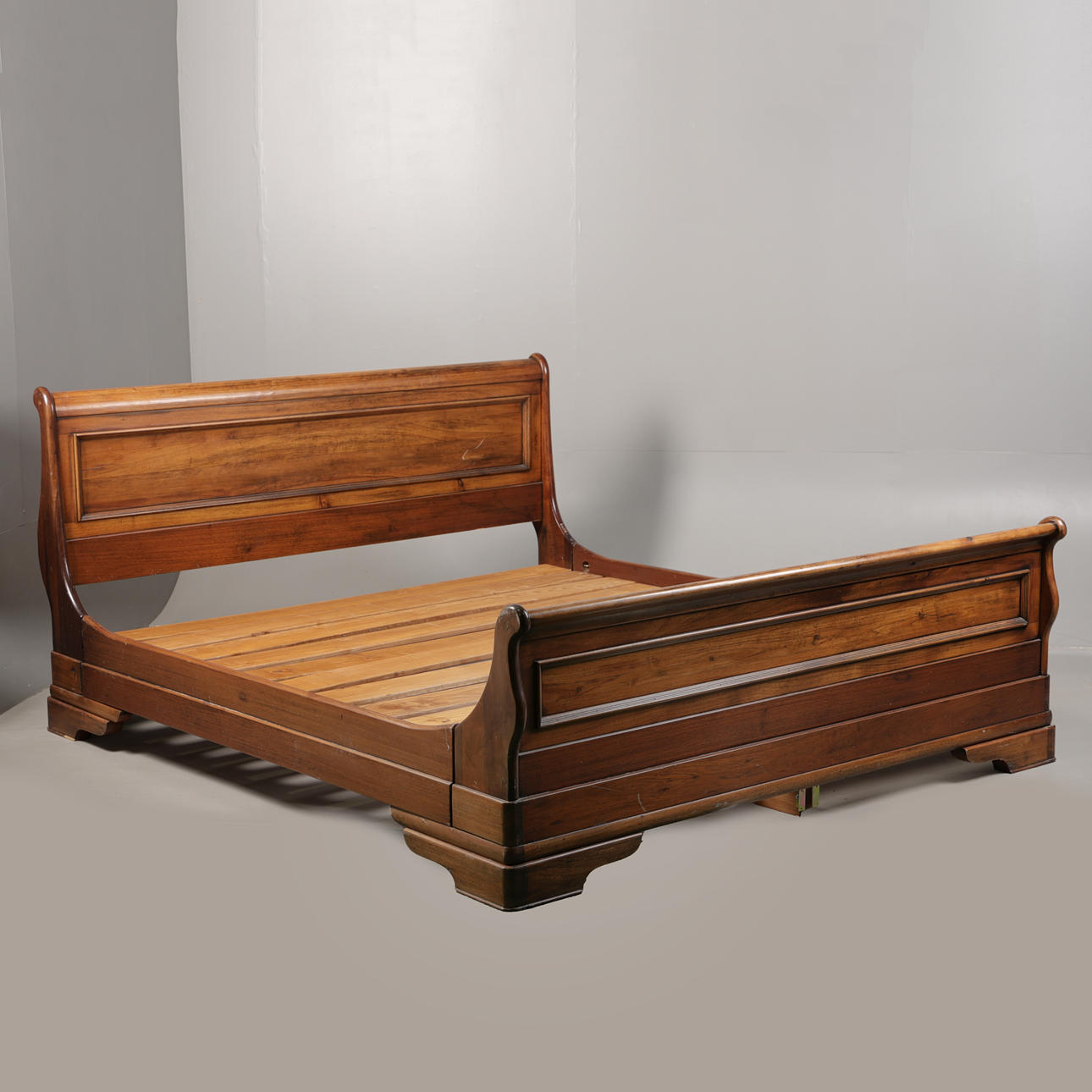 A VICTORIAN-STYLE HARDWOOD SLEIGH BED FRAME.