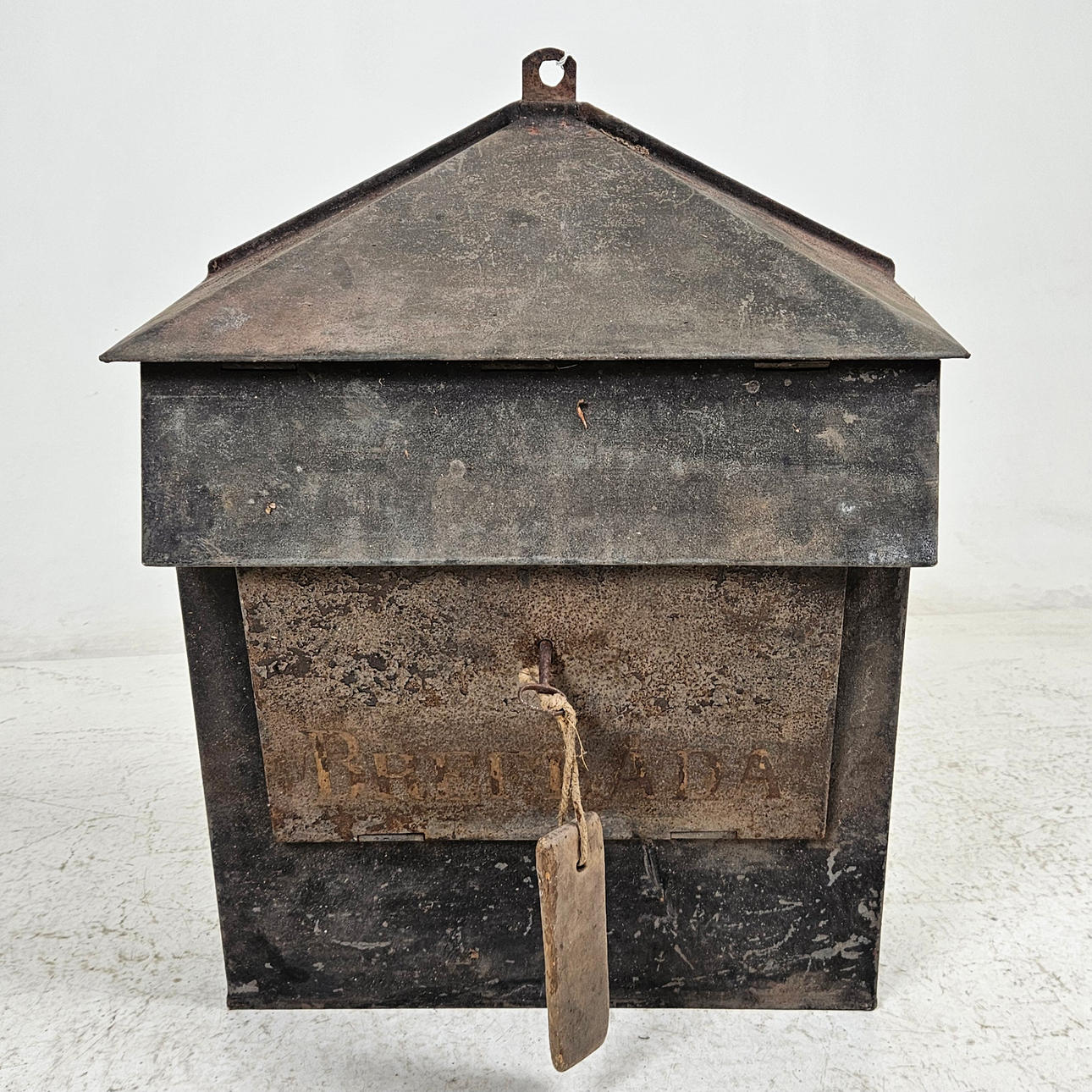 BREVLÅDA, plåt, märkt "Breflåda", 1900-talets första hälft.