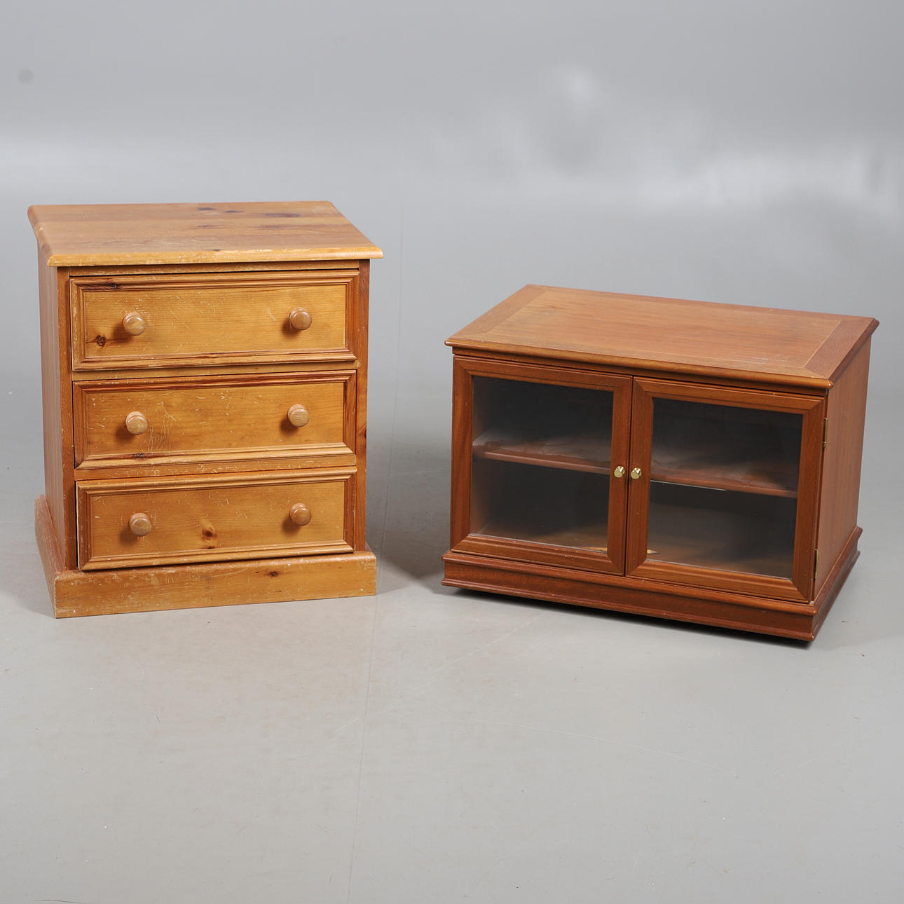 A MODERN PINE THREE DRAWER CHEST AND A TV STAND.