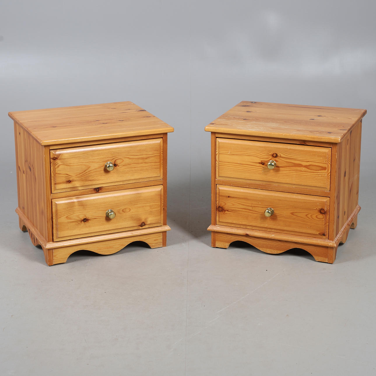 A PAIR OF MODERN PINE BEDSIDE CHESTS.