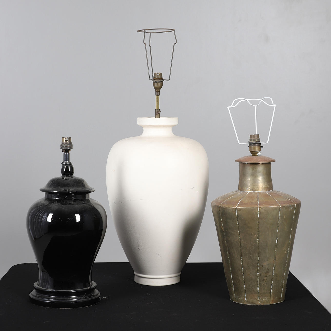 ASSORTED TABLE LAMPS.