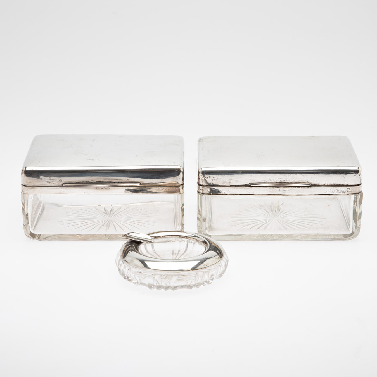 HERMANN BEHRND. Two lid boxes with silver mounts and an ashtray, silver, Dresden, around 1900 (3).