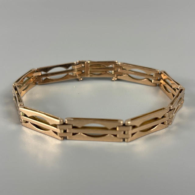 ANTIQUE 9CT GOLD BRACELET.