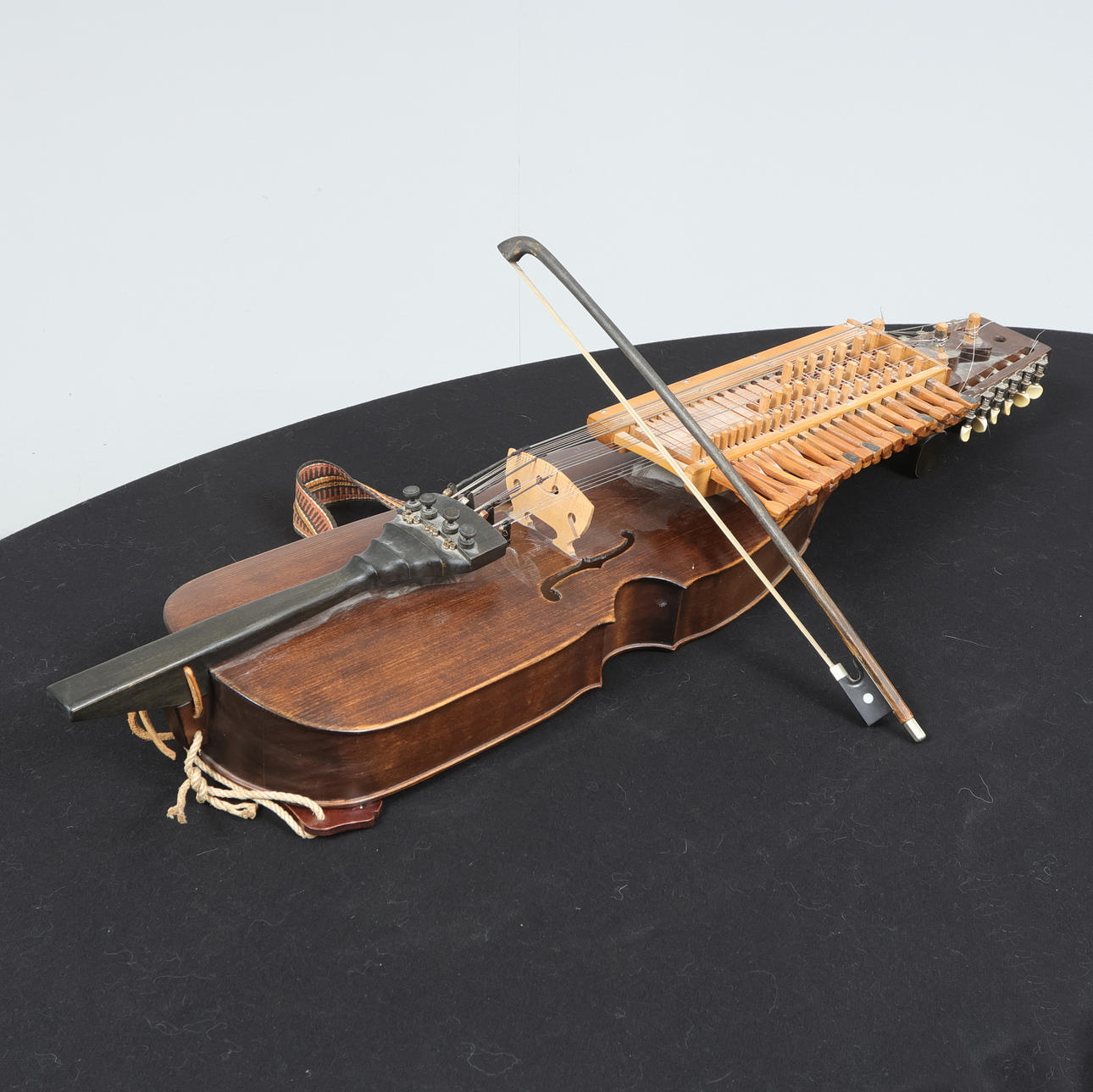 KEY HARP, with string, signed and dated, Zeijlon, 1985.