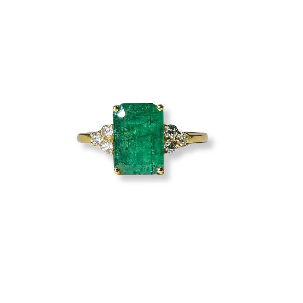 GOLD AND EMERALD RING SURROUNDED BY DIAMONDS.