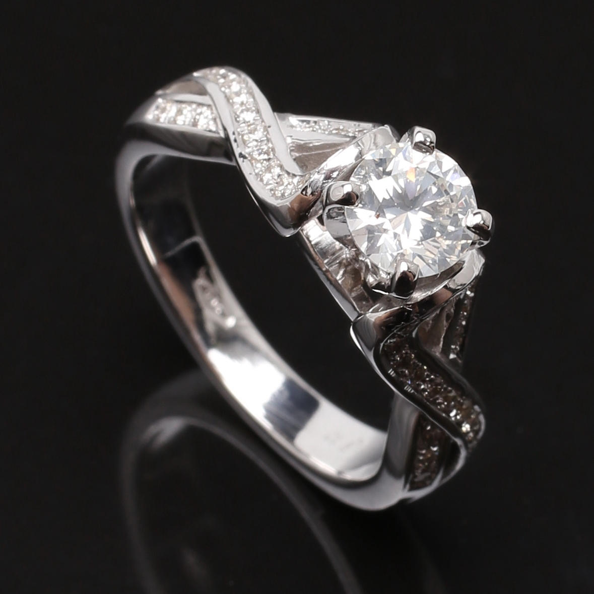 RING i 18K vitguld med diamanter totalt 0,65 ct.