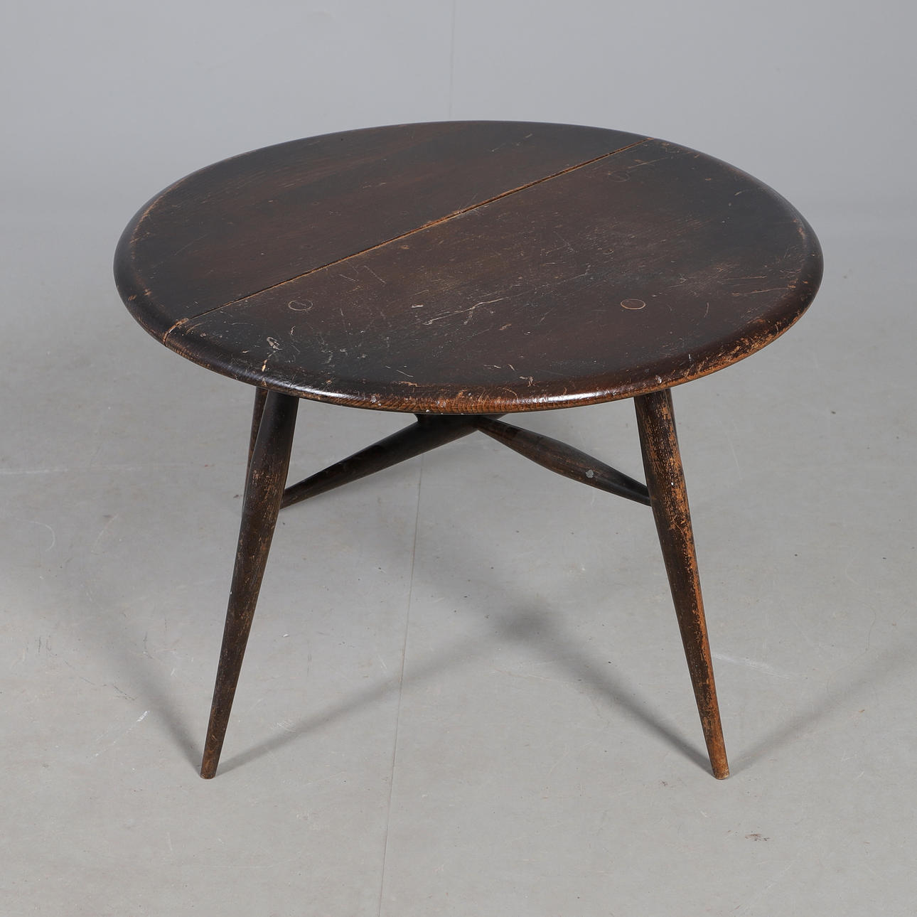 A 1970S ERCOL LOW COFFEE TABLE.