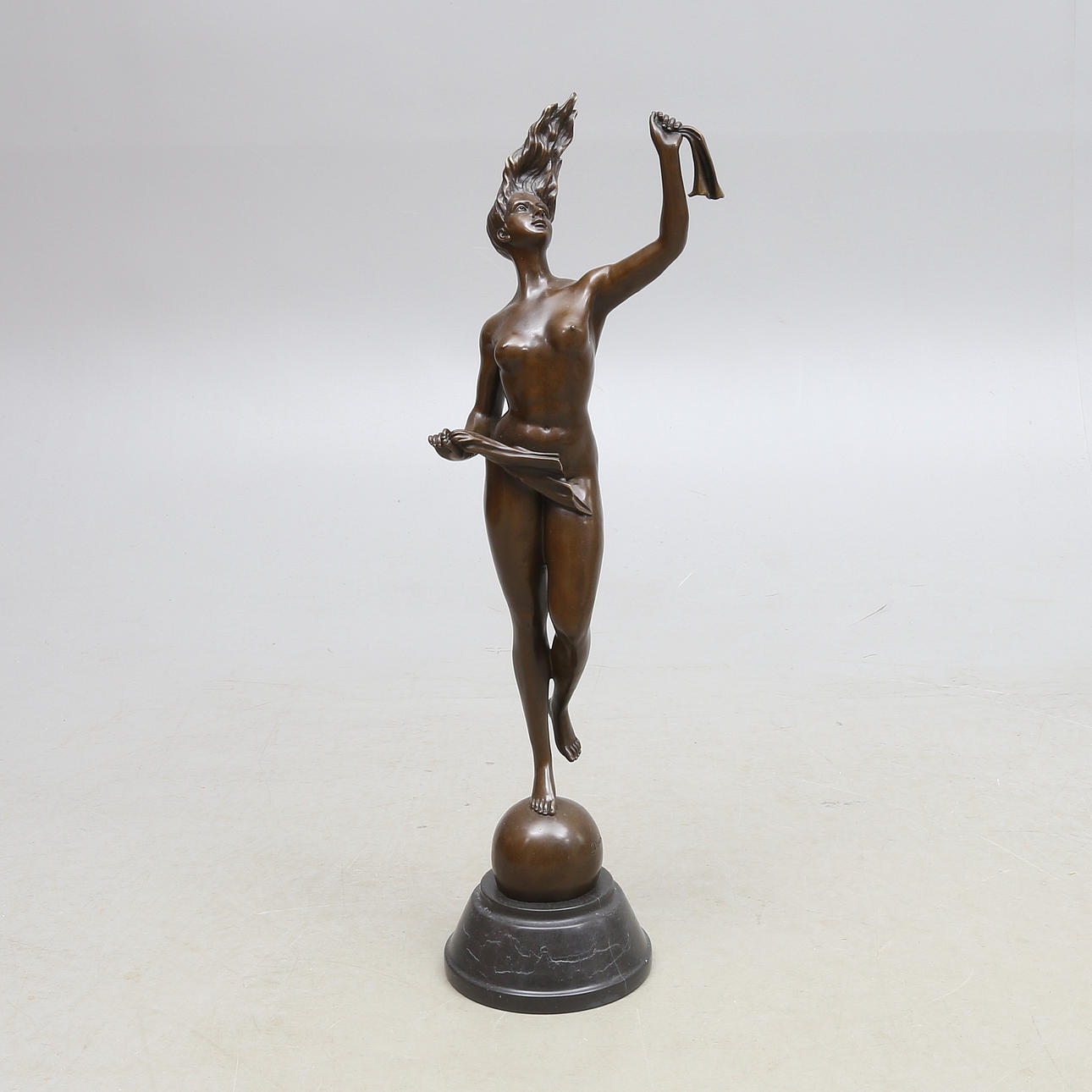 STATYETT, kvinna, brons, 2000-tal.