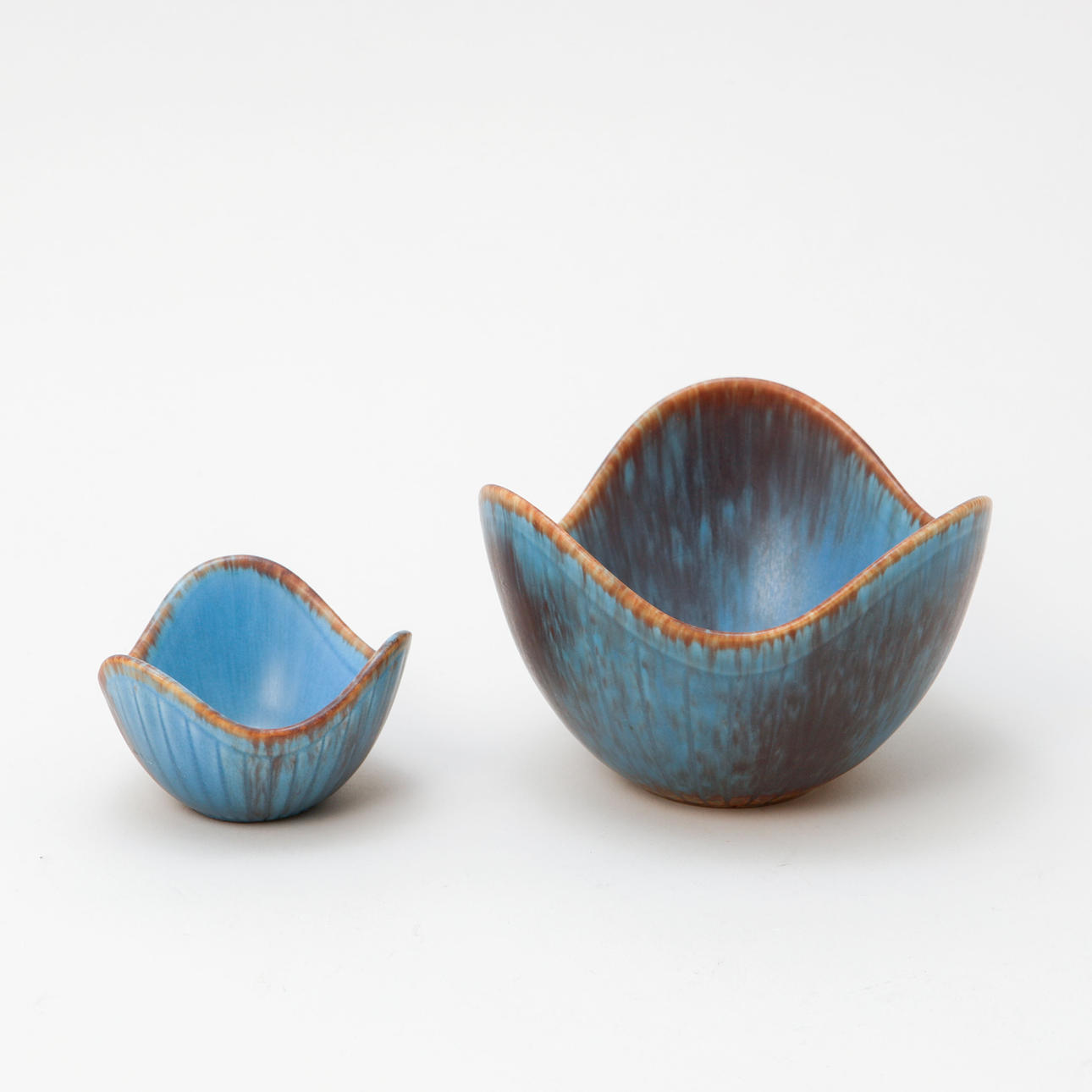 GUNNAR NYLUND. Two stoneware bowls, Röstrand.