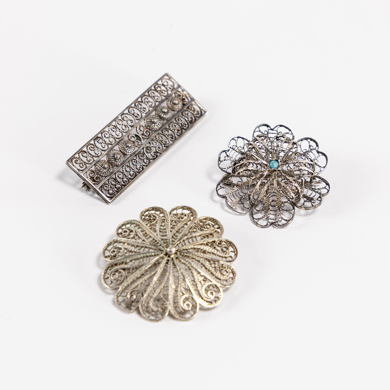 BROOCHES. 3 pcs, silver.