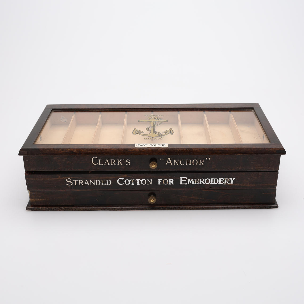 SORTIMENTSKRIN FÖR BRODERITRÅD, CLARK'S "ANCHOR", 1910/20-TAL.