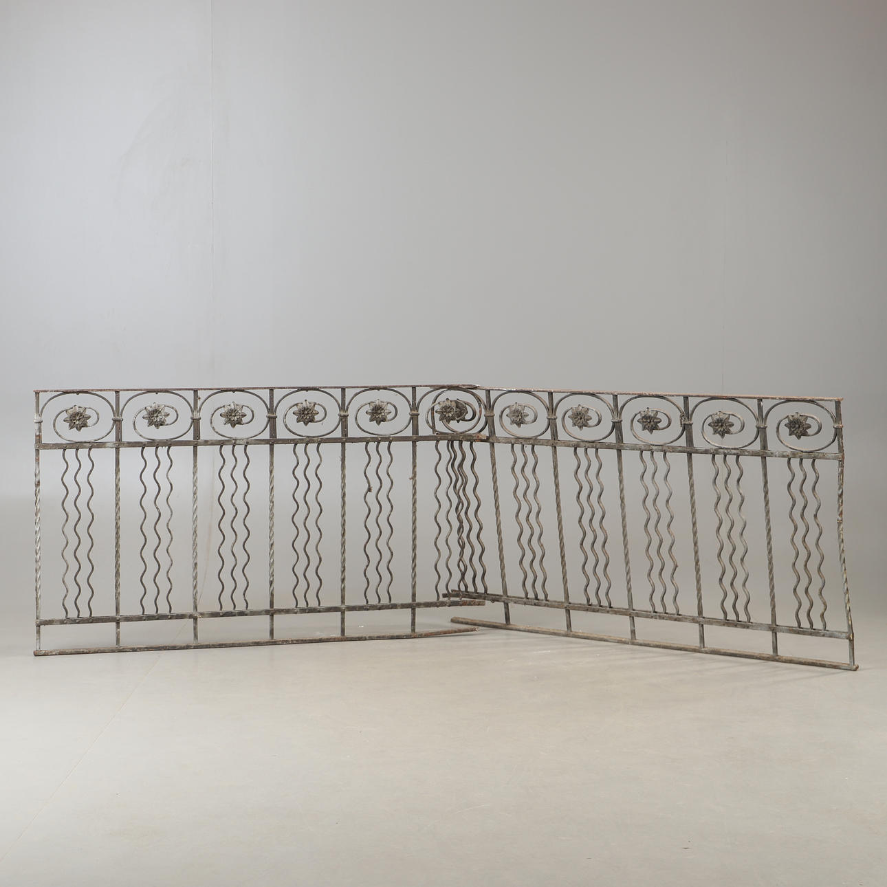 GRINDAR, 1 par, smide, 1900-talets första hälft.