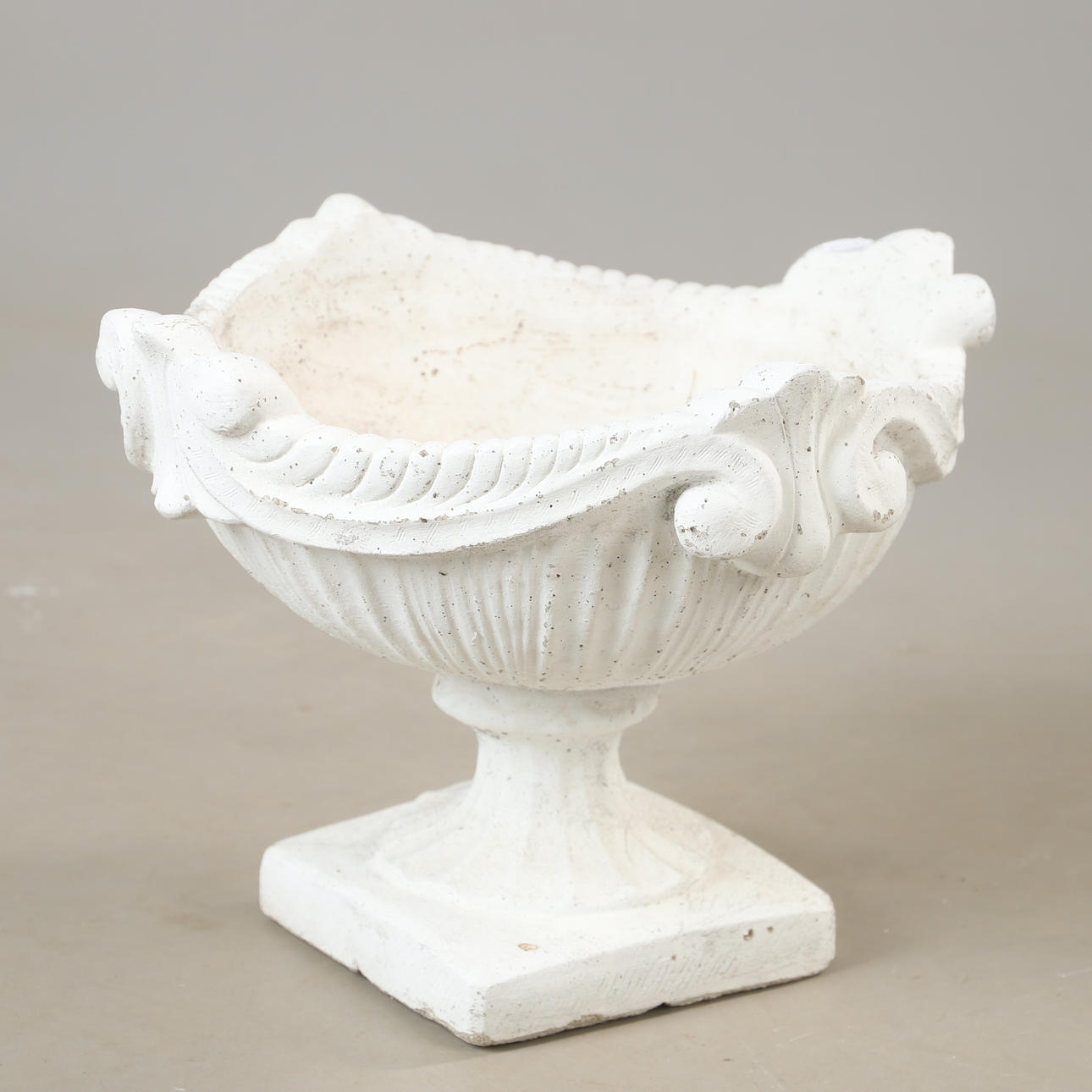 TRÄDGÅRDSURNA, betong, 1900-tal.