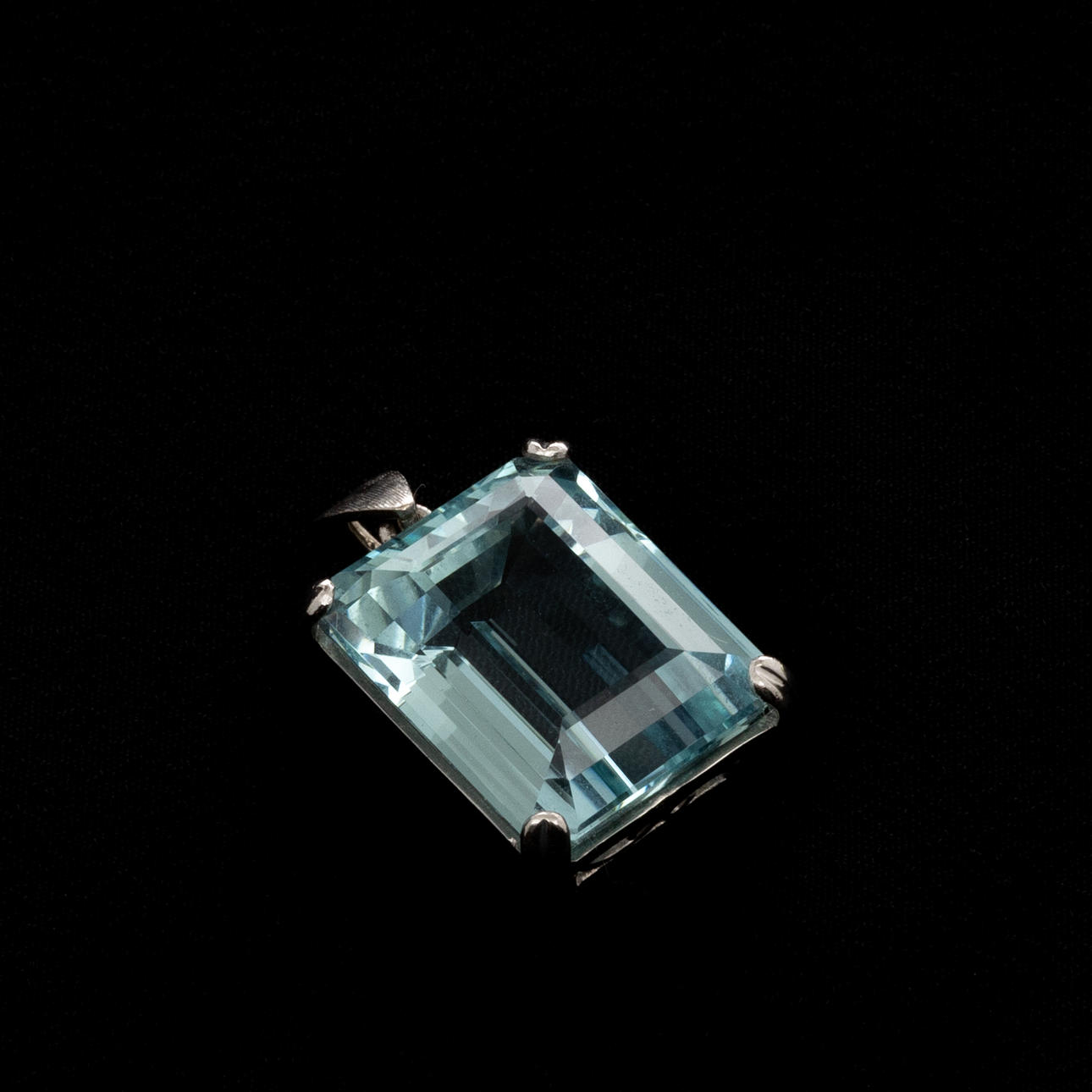 HÄNGE, 18K vitguld, Akvamarin ca 25 ct.