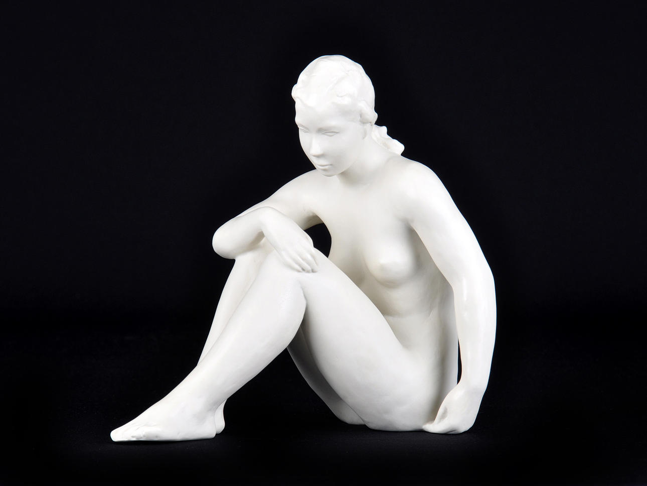 DOROTHEA DANSKIN-SCHIEVELBEIN FÜR ROSENTHAL. Sittande kvinnlig naken med knäna uppdragna.