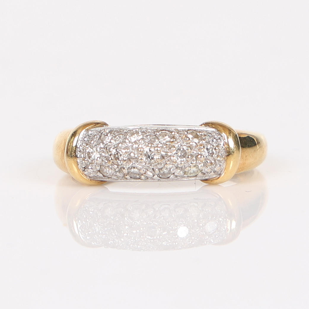 A 14 CARAT GOLD AND DIAMOND RING.