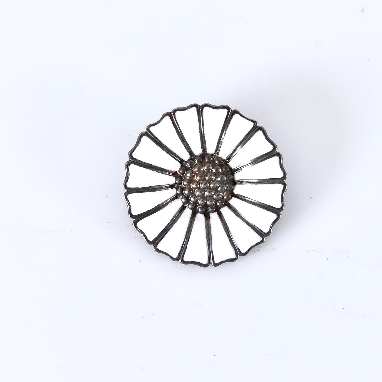 GEORG JENSEN. brosch, emaljerat sterlingsilver, "Daisy".