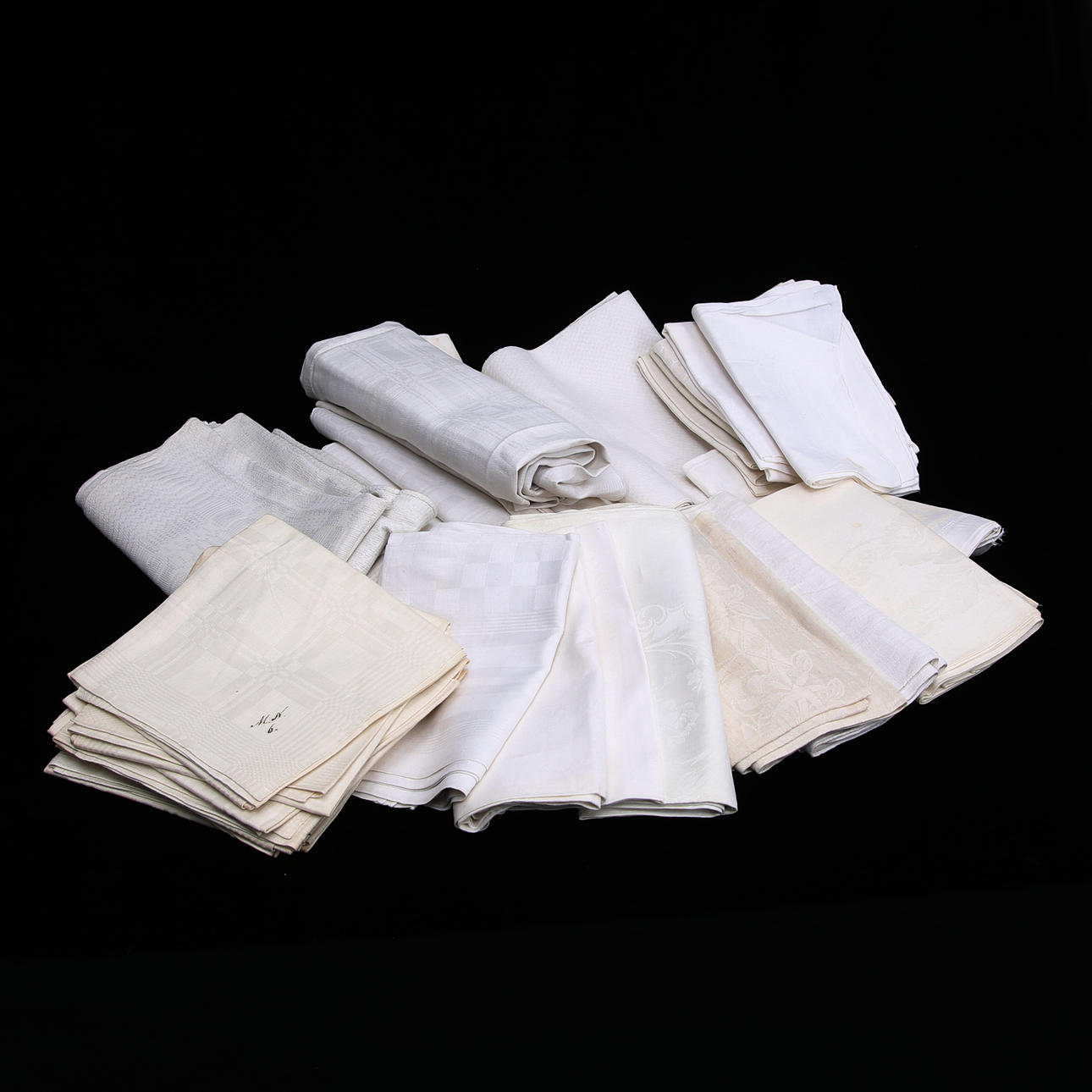 LINEN CLOTHS, 25 pcs, different models and sizes.