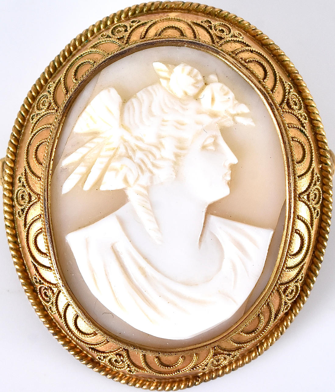 Camel brooch, gilt metal with camée-cut seashells.