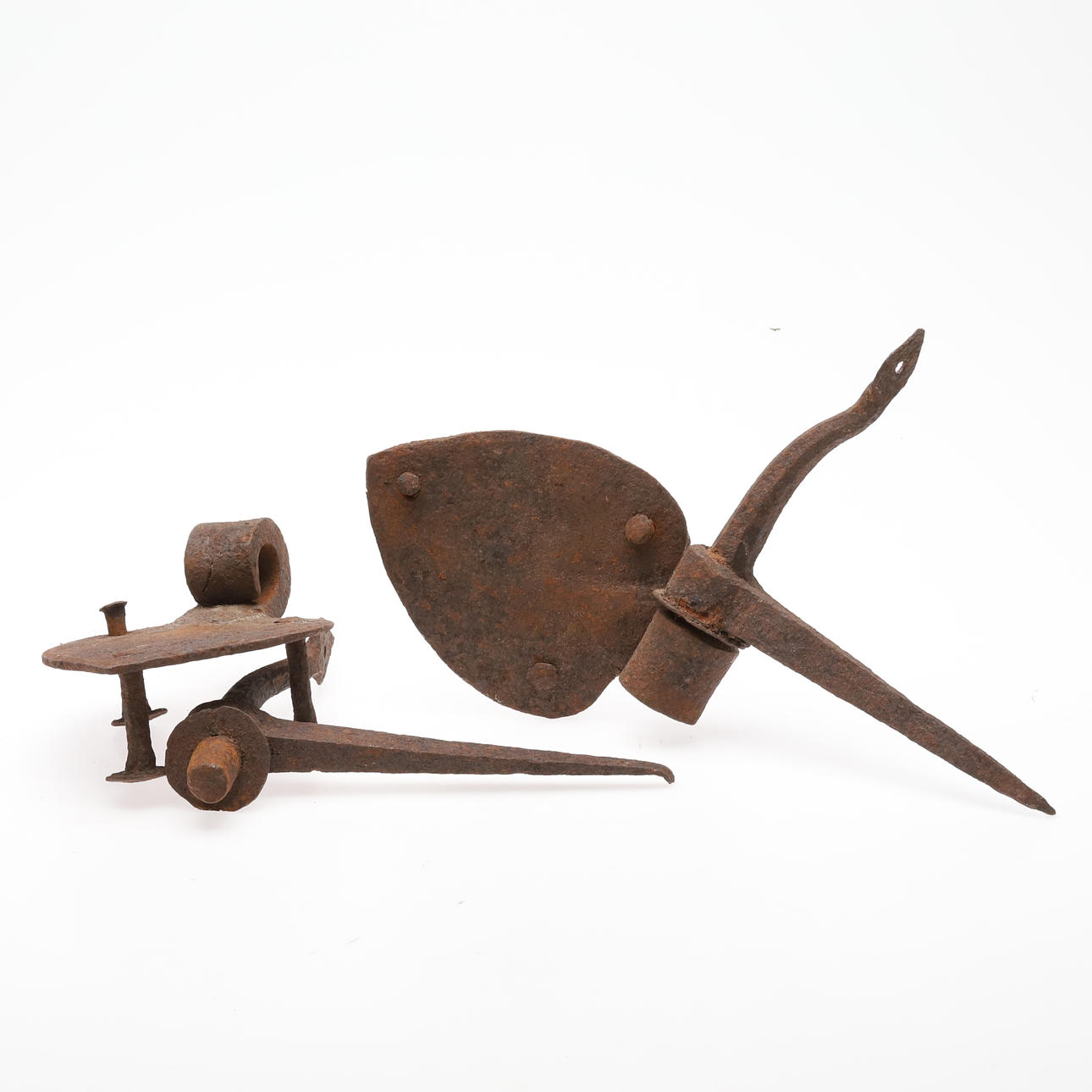 A cast iron 4-piece bracket/hinge, 18th century.