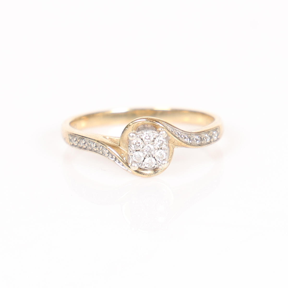 A 9 CARAT GOLD AND DIAMOND RING.