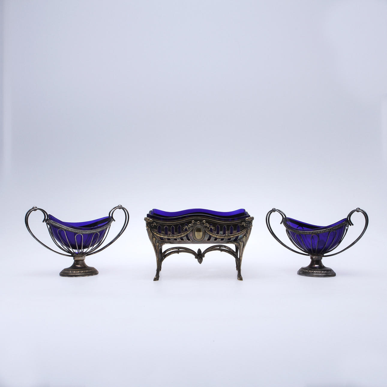 BORDSUPPSATS, 3 st, vitmetall samt glas, 1900-talets början.