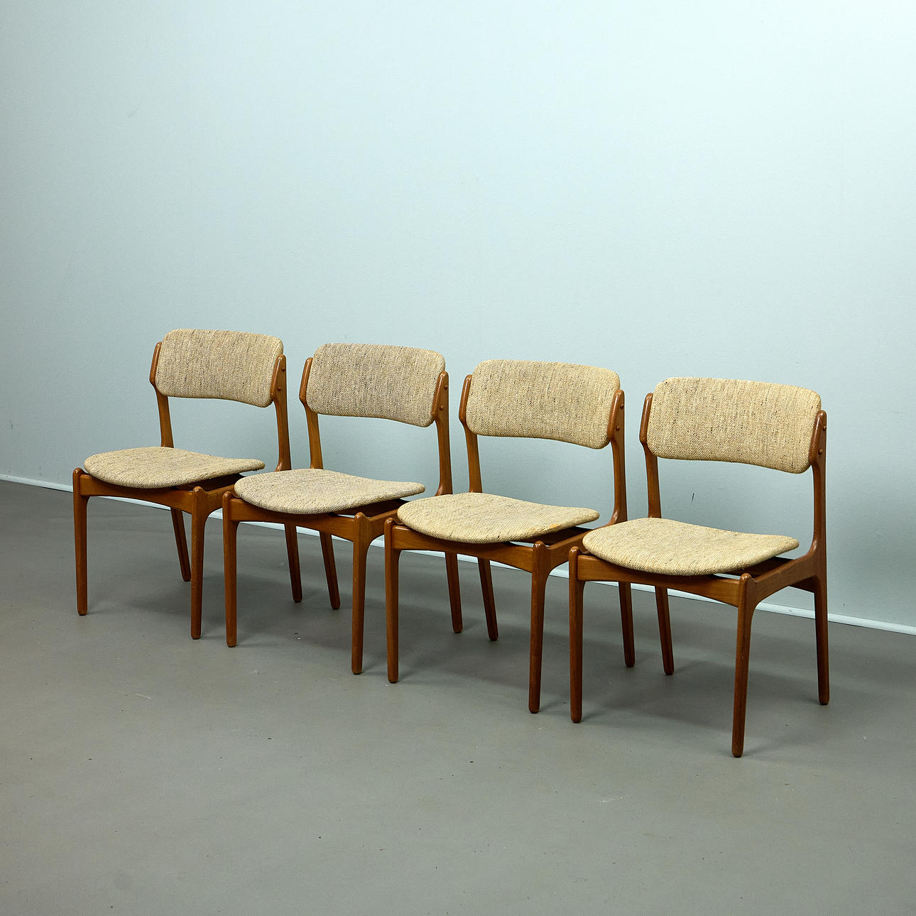 ERIK BUCH. O.D. Möbler, 4 stolar/matsalsstolar, teak, tyg, 1960-tal, Danmark (4).