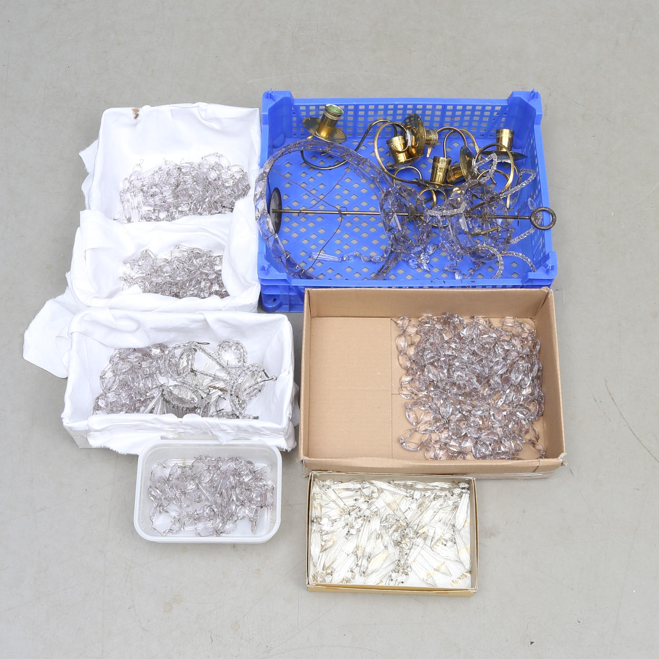 PARTI LJUSKRONEDELAR, till 1800-tals ljuskrona.