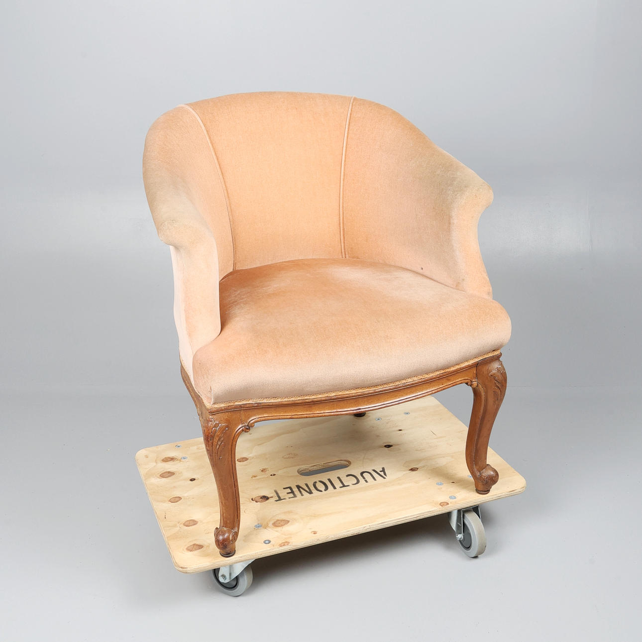 EDWARDIAN WALNUT TUB CHAIR.