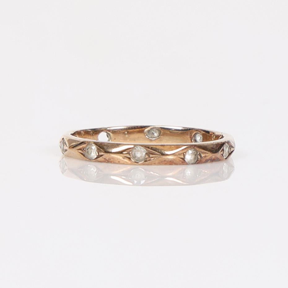 A 9 CARAT GOLD DIAMOND SET ETERNITY RING.