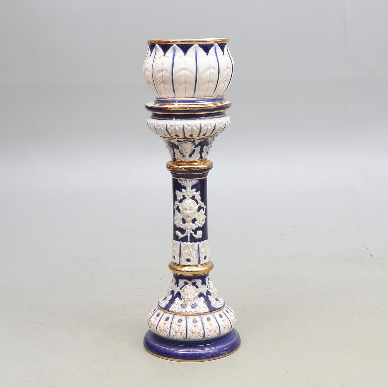 PIEDESTAL, med ytterfoder, majolika, 1900-tal.