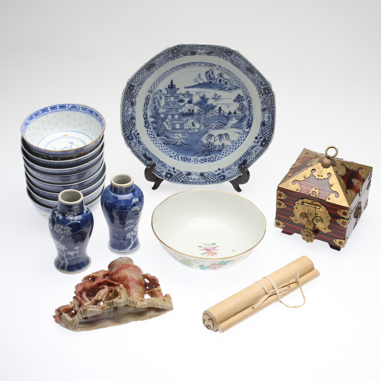 ORIENTALISKA FÖREMÅL, 15 st, bl a Kina, 1900-tal.