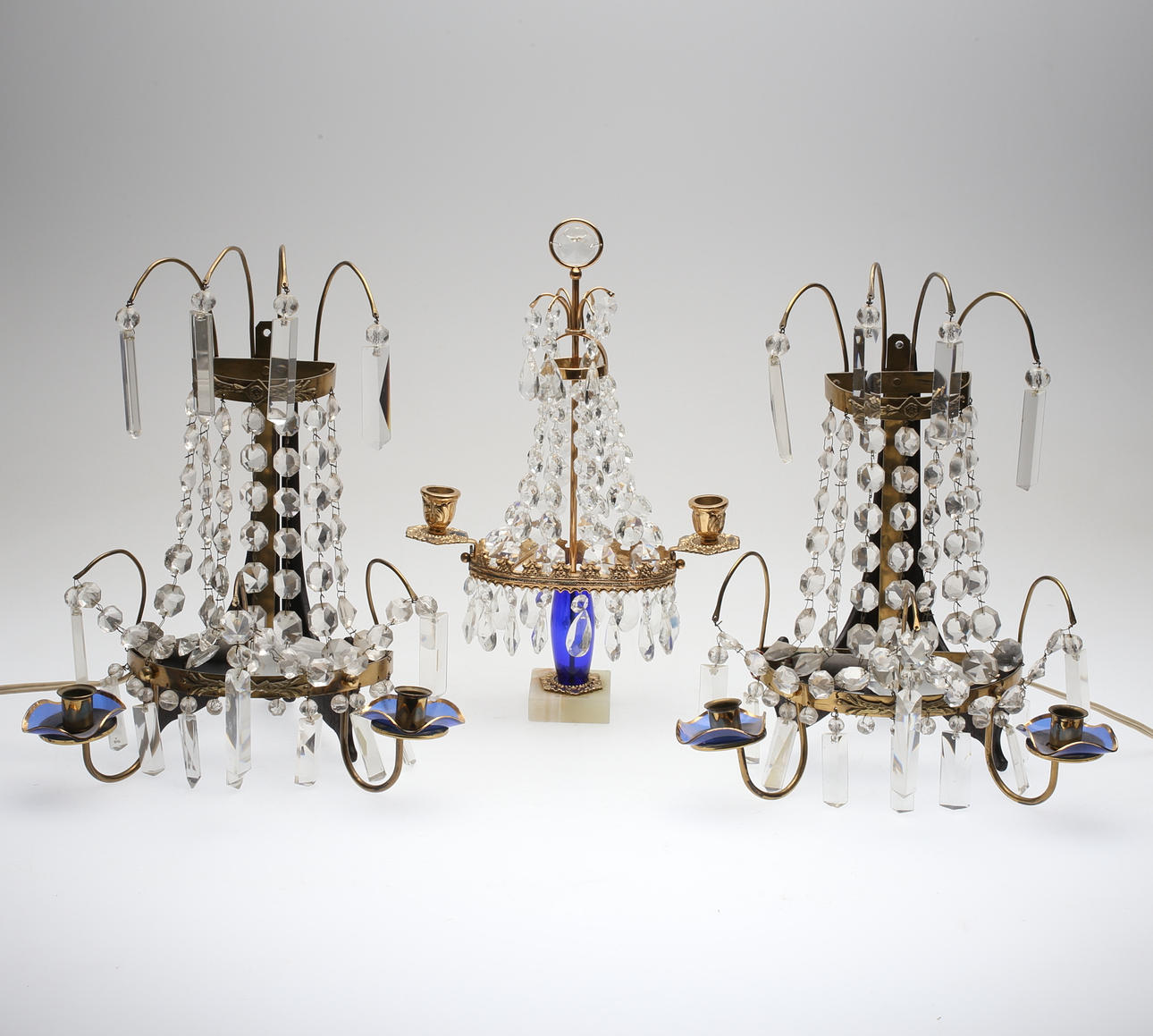 BORDSLYSTER OCH VÄGGLYSTRAR, 1 par, mässing, gustaviansk stil, 1900-tal.