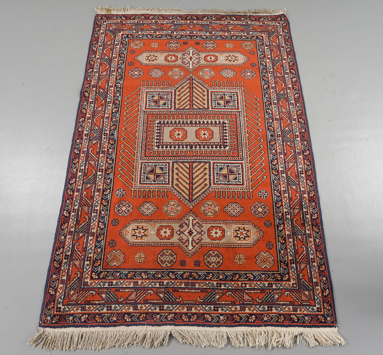 CARPET Machine knotted, Oriental pattern, 200x134 cm.