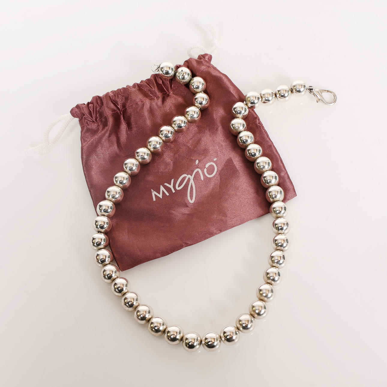 A SILVER BEADED NECKLACE.