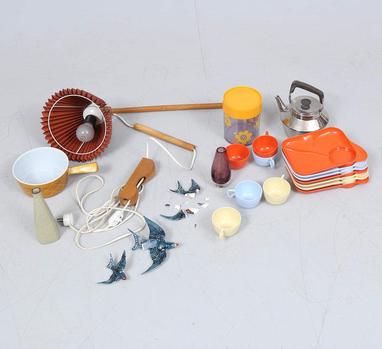LOT RETRO, plastic, ceramic and glass.