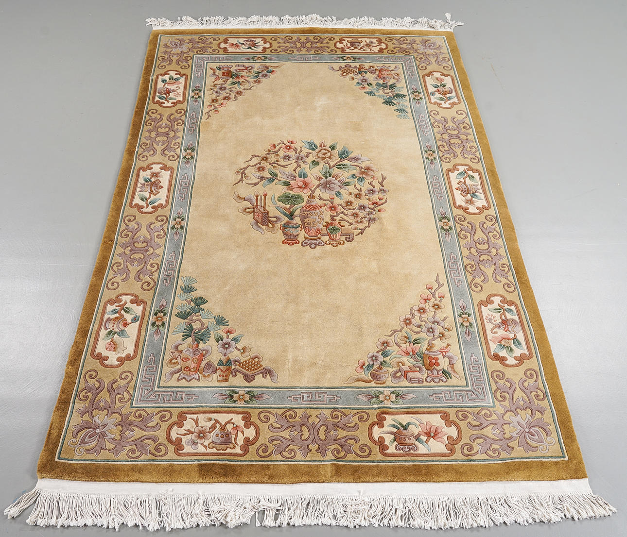 CARPET China, hand-knotted, 285x184 cm.