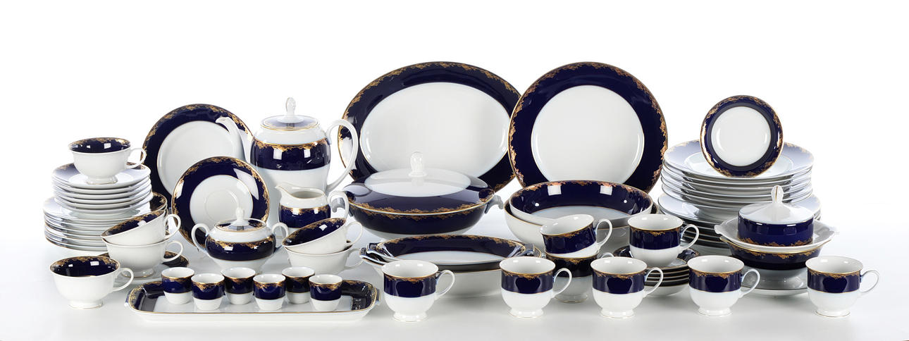 PHILIPP ROSENTHAL FÜR ROSENTHAL. ”Aida Privy fullmäktigeledamot.” 65-delars set i vitt koboltblått guld.
