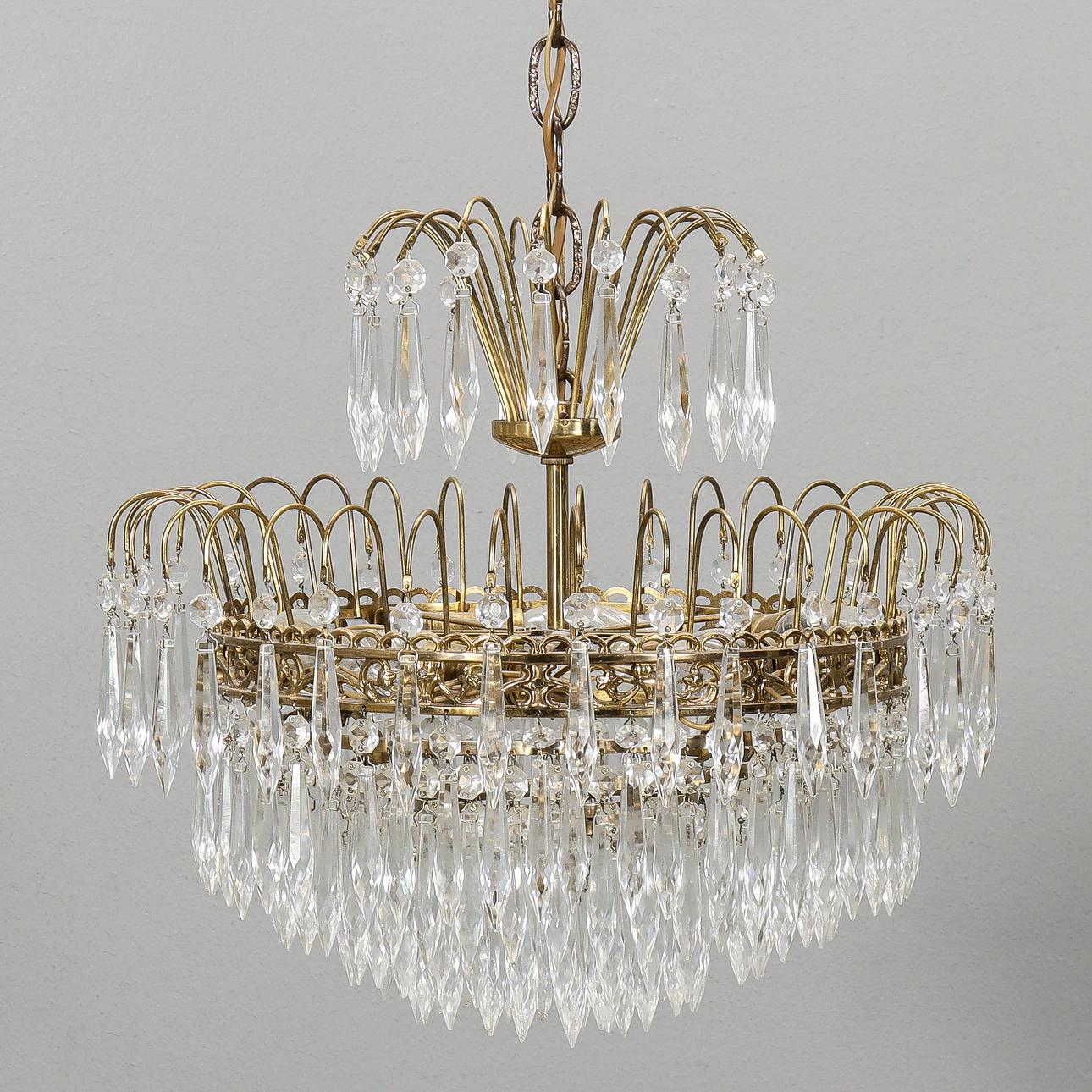 CEILING LAMP with prisms.