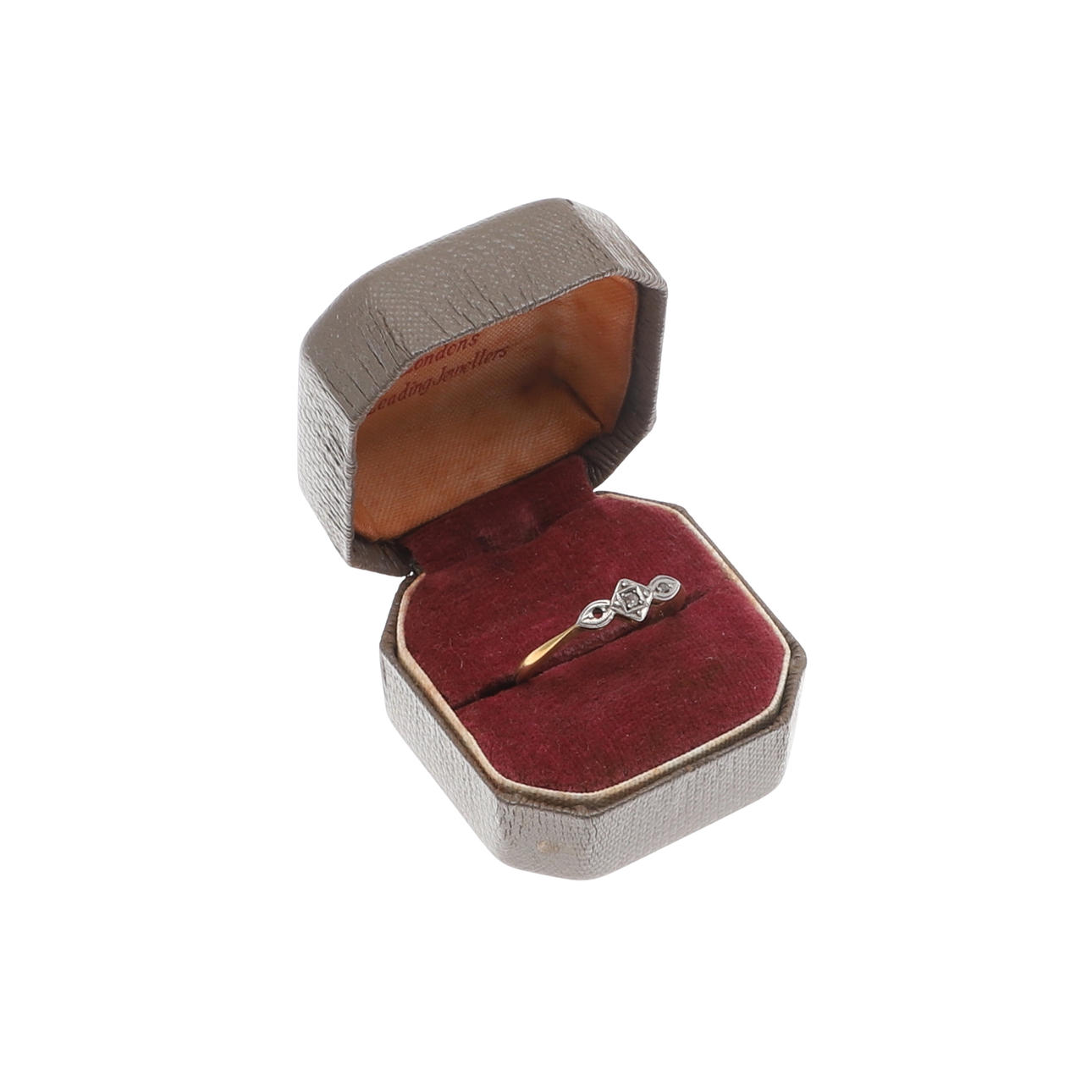 AN 18CT GOLD AND DIAMOND RING.